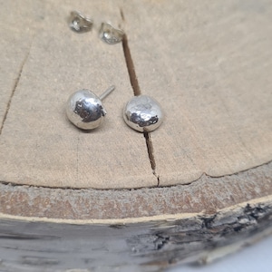Piccoli orecchini a bottone in argento sterling con ciottoli: gioielli minimalisti