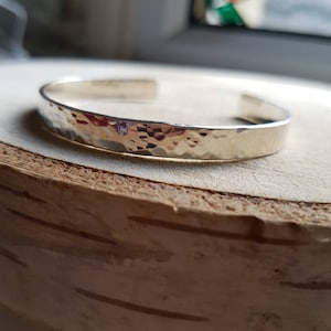 Gehamerde sterlingzilveren manchetarmband: gepersonaliseerde handgemaakte armband