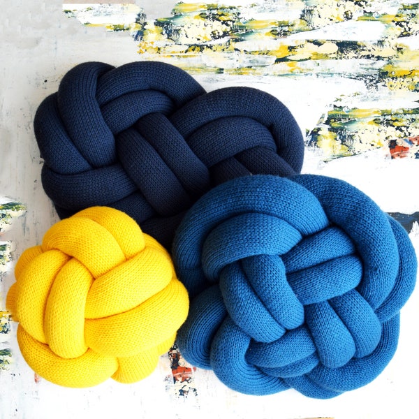 DIY Knitting PATTERN - Knit Knot Pillows (2019007):  knitting pattern, knot pillow, celtic knot, knit pillow, cushion, knot