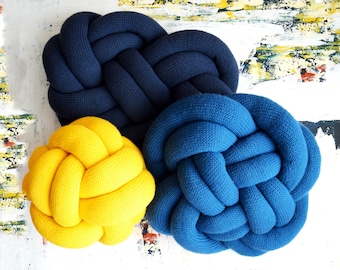 DIY Knitting PATTERN - Knit Knot Pillows (2019007):  knitting pattern, knot pillow, celtic knot, knit pillow, cushion, knot