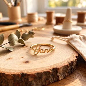 Anel personalizado com nome em cursiva dourado, joia minimalista com escrita cursiva para mulheres.