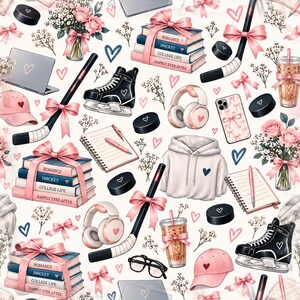Può includere: Un motivo con bastoni da hockey con fiocchi rosa, dischi neri, pile di libri con le scritte Romance, Hockey, College Life, Happily Ever After, cappellini rosa, cuffie, bicchieri di caffè freddo, quaderni e rose di colore rosa.