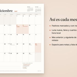 Op de afbeelding: Een wandkalenderpagina voor december 2027 met een rasterindeling, maanfase-iconen en gemarkeerde data. Rechts staat de Spaanse tekst: As&iacute; es cada mes, Festivos marcados y con nombre, Luna nueva, llena y cuartos con la hora local.