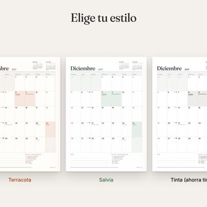 Op de afbeelding: Drie kalenderpagina's voor december 2027 met de tekst Elige tu estilo bovenaan. Elke pagina heeft een rasterindeling met specifieke kleuraccenten: terracotta, saliegroen en zwarte inkt. Elke pagina bevat een maandoverzicht.