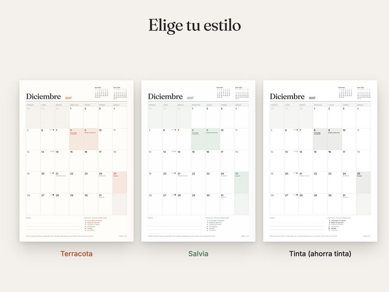Op de afbeelding: Drie kalenderpagina's voor december 2027 met de tekst Elige tu estilo bovenaan. Elke pagina heeft een rasterindeling met specifieke kleuraccenten: terracotta, saliegroen en zwarte inkt. Elke pagina bevat een maandoverzicht.