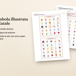 Op de afbeelding: Een Tombola illustrata di Natale spelset met bedrukte vellen met rasters van kleurrijke kerst-iconen. De tekst Tombola illustrata di Natale is zichtbaar samen met 30 cartelle diverse en 40 figure da estrarre.