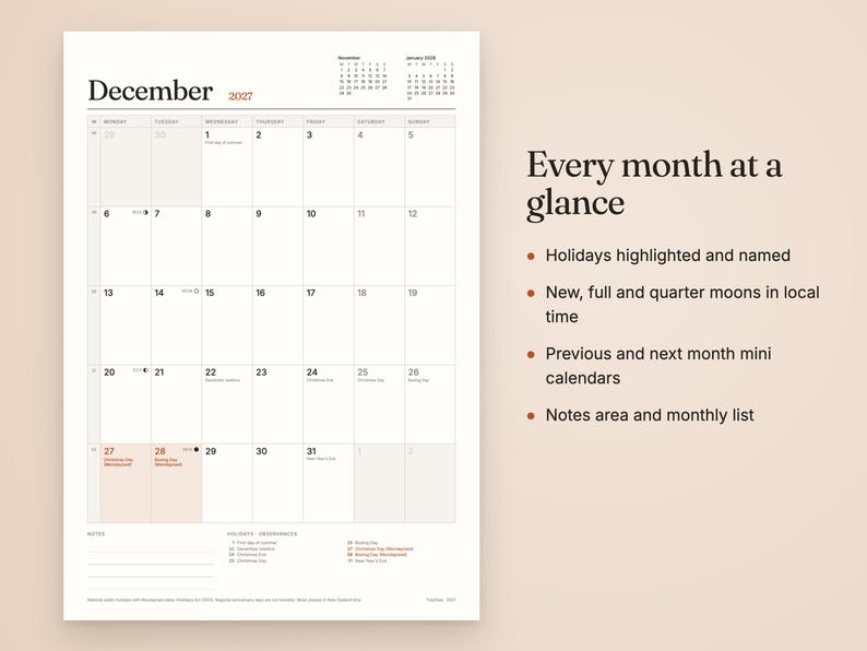 Puede incluir: Una p&aacute;gina de calendario de pared de diciembre de 2027 con dise&ntilde;o de cuadr&iacute;cula, mini calendarios de noviembre y enero, iconos de fases lunares y lista de festivos. El texto incluye 'Every month at a glance' y 'Notes area'.