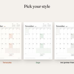 Op de afbeelding: Drie kalenderpagina's voor november 2027 worden naast elkaar weergegeven met de tekst Pick your style erboven. Elke pagina bevat een rasterindeling, een klein maandoverzicht en een notitiesectie. De stijlen zijn gelabeld als Terracotta, Sage en Ink.