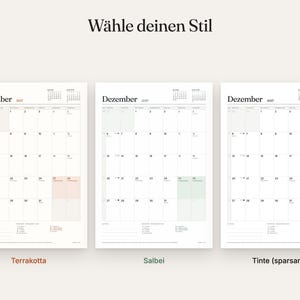 K&ouml;nnte beinhalten: Drei wei&szlig;e Monatskalenderbl&auml;tter f&uuml;r Dezember 2027, jeweils mit einem anderen Farbakzent: Terrakotta, Salbei und schwarze Tinte. Der Text 'W&auml;hle deinen Stil' steht oben, mit den Beschriftungen 'Terrakotta', 'Salbei' und 'Tinte (sparsam)' darunter.