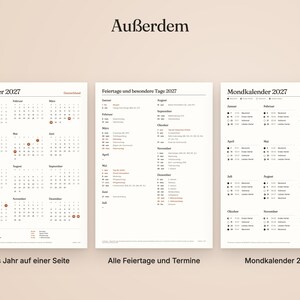 K&ouml;nnte beinhalten: Drei wei&szlig;e Bl&auml;tter mit dem Kalender 2027, Feiertagen und Mondphasen. Das erste Blatt zeigt das gesamte Jahr, das zweite listet Feiertage und besondere Termine auf und das dritte zeigt den Mondkalender. Der Text Au&szlig;erdem steht zentriert dar&uuml;ber.
