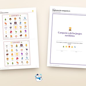 Puede incluir: Dos hojas impresas con tableros de juego de Loter&iacute;a navide&ntilde;a con iconos coloridos y un certificado de Diploma de campe&oacute;n/a. Los tableros muestran cuadr&iacute;culas de s&iacute;mbolos festivos y el diploma incluye un icono de trofeo y texto.