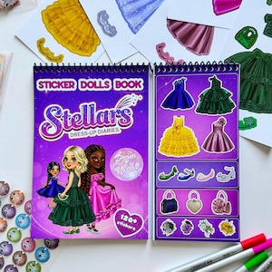 Può includere: Un libro di adesivi Stellar's Dress-Up Diaries intitolato Prom Night con una copertina viola che mostra tre bambole illustrate in abiti da sera. Il libro include oltre 120 adesivi di vestiti, scarpe, borse e accessori floreali per il gioco.