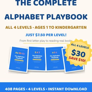 Puede incluir: Un conjunto de cuatro cuadernos educativos azules titulados The Alphabet Playbook, parte del sistema A Little Joey's Learning Pad. Las portadas presentan texto en blanco, incluyendo niveles para edades de 1 año hasta el jardín de infancia.
