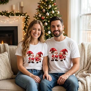 Wichtel Paar Weihnachtsshirt mit Herzen, Gnome Christmas Shirt Geschenk für Paare imagen 1