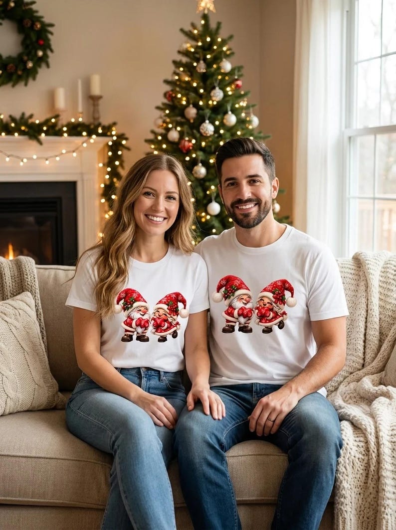 Wichtel Paar Weihnachtsshirt mit Herzen, Gnome Christmas Shirt Geschenk für Paare imagen 1