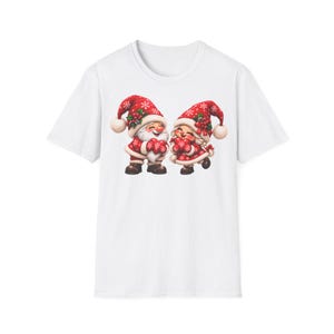 Wichtel Paar Weihnachtsshirt mit Herzen, Gnome Christmas Shirt Geschenk für Paare imagen 2