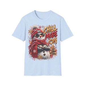 雪だるまTシャツを着てリラックス、サングラスをかけたカジュアルなクリスマスシャツ 画像 5