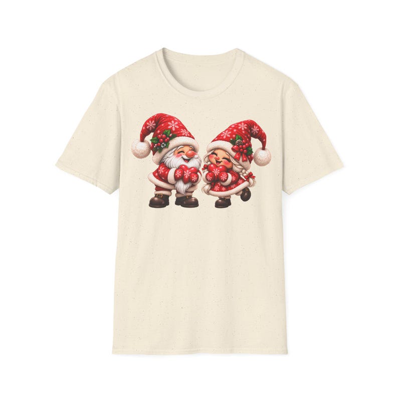 Wichtel Paar Weihnachtsshirt mit Herzen, Gnome Christmas Shirt Geschenk für Paare imagen 4