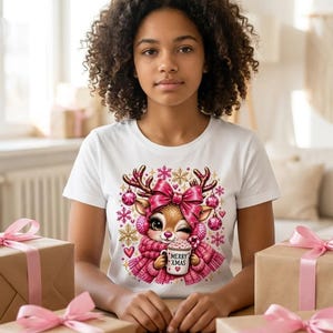 Camiseta rosa de renos de Feliz Navidad, linda camiseta navideña para mujer con lazo