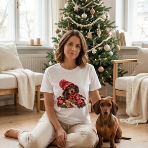 Kerstshirt met teckelprint, muts en sjaal, een perfect kerstcadeau voor hondenliefhebbers.