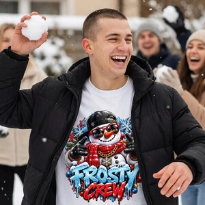 Frosty Crew Schneemann Shirt, Cooles Weihnachtsshirt im Streetwear Look