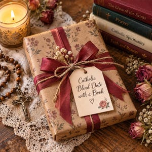 Può includere: Un regalo avvolto in carta floreale marrone con un nastro rosso scuro, un fiocco di spago e un'etichetta con la scritta Catholic Blind Date with a Book. Il pacchetto è circondato da un rosario, una candela accesa, rose essiccate e libri.