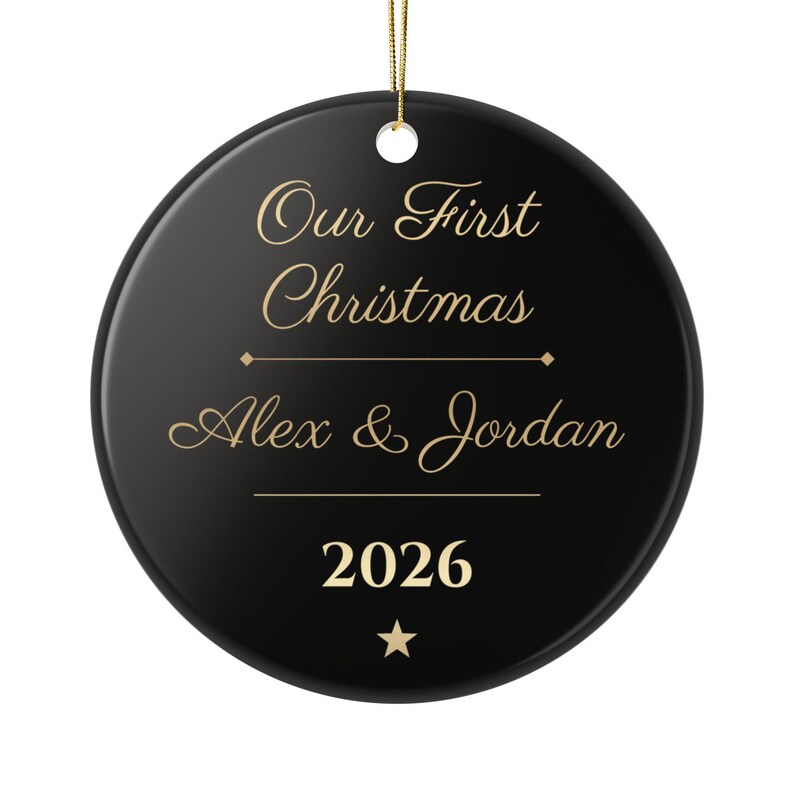 Notre première décoration de Noël 2026, ornement personnalisé avec les noms du couple, souvenir de luxe noir et or, cadeau de jeunes mariés image 1