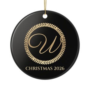Adorno navideño personalizado con monograma 2026, adorno navideño con inicial en negro y dorado, recuerdo de cerámica de lujo, regalo personalizado. imagen 1