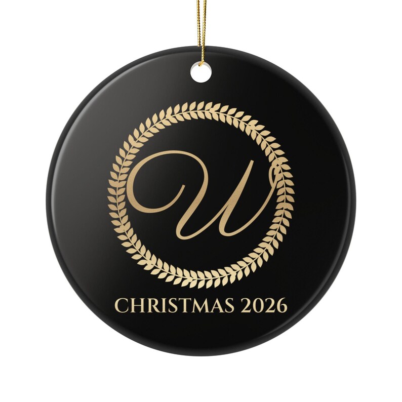 Adorno navideño personalizado con monograma 2026, adorno navideño con inicial en negro y dorado, recuerdo de cerámica de lujo, regalo personalizado. imagen 1