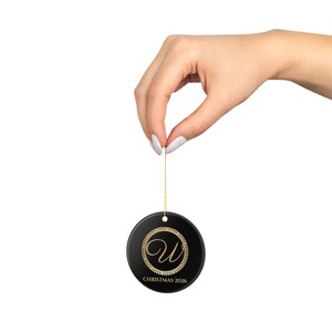 Adorno navideño personalizado con monograma 2026, adorno navideño con inicial en negro y dorado, recuerdo de cerámica de lujo, regalo personalizado. imagen 2