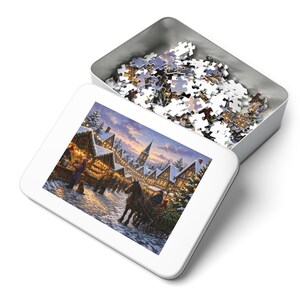 Rompecabezas "Pueblo del Mercado Navideño de Cozy Cottage Seasons", estilo tradicional, en caja de metal (252 piezas) imagen 3