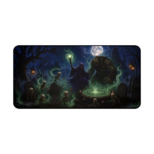 Puede incluir: Una alfombrilla de escritorio rectangular que muestra una escena de cementerio oscuro de noche con luna llena. Una figura encapuchada con túnica morada sostiene un bastón brillante junto a un gran monstruo. Varios esqueletos emergen del suelo cerca de un círculo ritual verde.