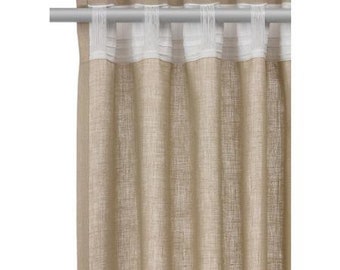 Pode incluir: Painel de cortina de linho bege com uma seção superior branca, pendurado em uma barra prateada. A cortina tem dobras verticais e uma aparência texturizada. A seção superior tem um design plissado.