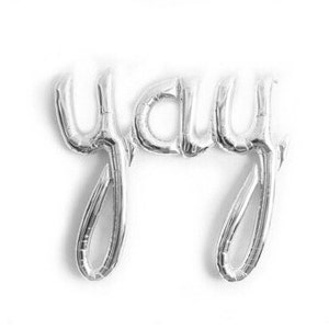Puede incluir: Letras de globos de aluminio plateado que deletrean la palabra "yay".