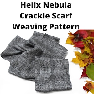 Pode incluir: Uma echarpe cinzenta tecida com um padrão de rachaduras. A echarpe está dobrada e exibida em um fundo branco. O texto "Helix Nebula Crackle Scarf Weaving Pattern" é exibido acima da echarpe.