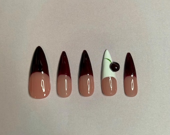 Unghie a tema ciliegia con classica french manicure bianca e rossa.