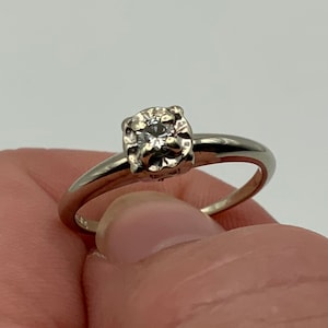 CAVIAR DREAMS Vintage 14K oro blanco .11 ct diamante corte redondo anillo de compromiso solitario Tamaño 7 3/4 imagen 1