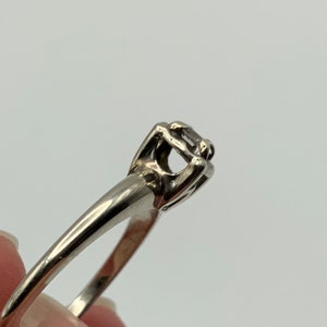 CAVIAR DREAMS Vintage 14K oro blanco .11 ct diamante corte redondo anillo de compromiso solitario Tamaño 7 3/4 imagen 4