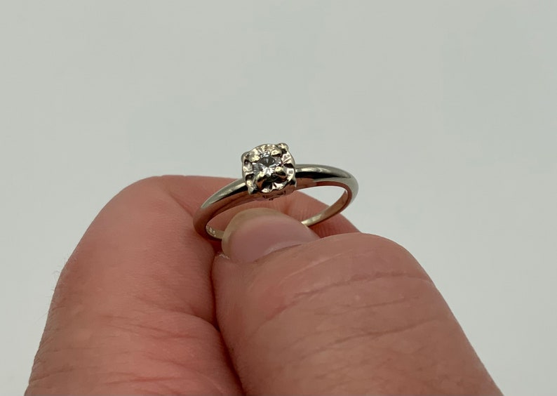 CAVIAR DREAMS Vintage 14K oro blanco .11 ct diamante corte redondo anillo de compromiso solitario Tamaño 7 3/4 imagen 1