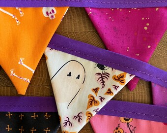 Spooky + Cute Halloween Bitty Banner. Mini bookshelf bunting.