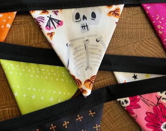 Spooky + Cute Halloween Bitty Banner. Mini Bookshelf Bunting.
