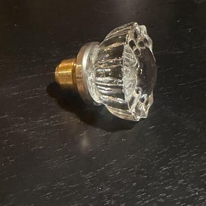 Pomello ovale in ottone con motivo floreale per armadi/porte in vetro