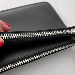 fluo double purse small - the fluo purse is the essence of minimalist design. Black leather wallet made from high-quality calfskin.