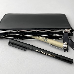 the fluo purse is the essence of minimalist design. Black leather wallet made from high-quality calfskin.
