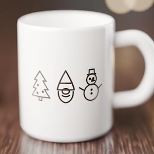Op de afbeelding: Een witte keramische mok met drie zwarte lijntekeningen in het midden: een gestileerde kerstboom, een kabouter met een puntmuts en een sneeuwman met een hoge hoed en takken als armen. De mok heeft een gladde afwerking en een handvat.