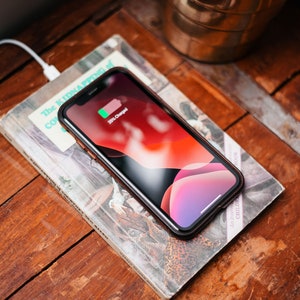 Chargeur de téléphone caché dans un livre