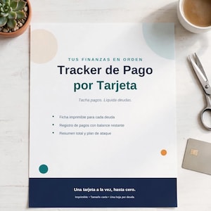 Puede incluir: Un documento financiero imprimible blanco titulado Tracker de Pago por Tarjeta con texto en azul oscuro y verde, que incluye viñetas, círculos de colores abstractos y un pie de página azul oscuro, junto a unas tijeras y una tarjeta de crédito.