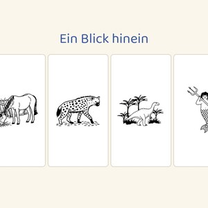 Op de afbeelding: Vier rechthoekige kaarten met zwarte lijntekeningen op een witte achtergrond. De kaarten tonen een paard dat hooi eet, een gevlekte hyena, een dinosaurus in een landschap en een zeeman met een drietand. De tekst "Ein Blick hinein" staat bovenaan.