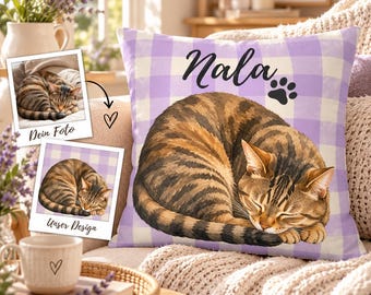Puede incluir: Un cojín cuadrado con un patrón de cuadros vichy en violeta claro y blanco, que presenta una ilustración personalizada de un gato atigrado marrón durmiendo. El nombre Nala está impreso en letra cursiva negra sobre el gato, junto a un pequeño icono de huella negra.