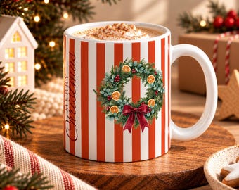 Weihnachtstasse mit Weihnachtskranz – Merry Christmas Keramiktasse mit Streifen | Festliche Kaffeetasse | Weihnachtsgeschenk